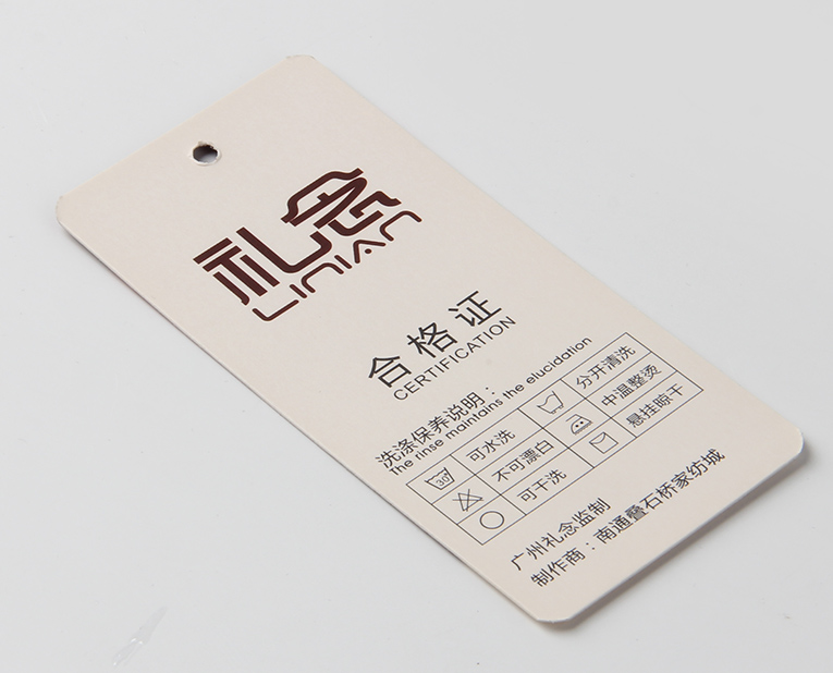 衣服吊牌在定做時出幺蛾子，制造商這樣做不懼怕劃痕