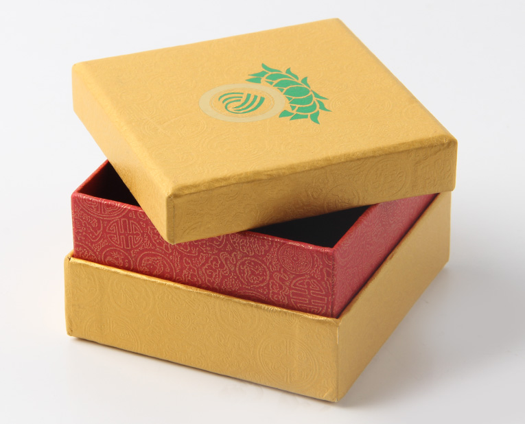 代表化妝品盒子廠家的老師傅，仔細(xì)比對3個(gè)小時(shí)，只為品質(zhì)