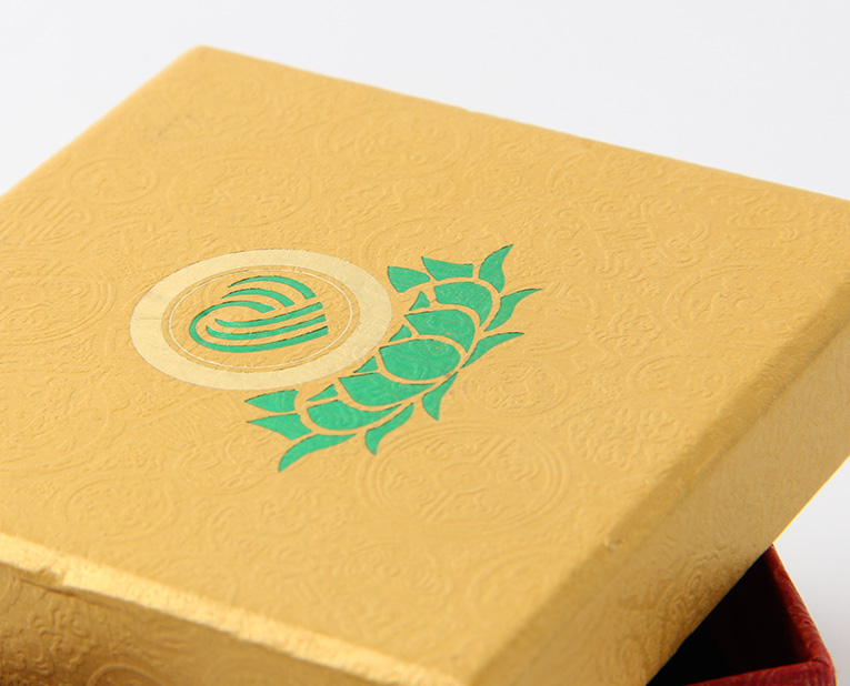 代表化妝品盒子廠家的老師傅，仔細(xì)比對3個(gè)小時(shí)，只為品質(zhì)