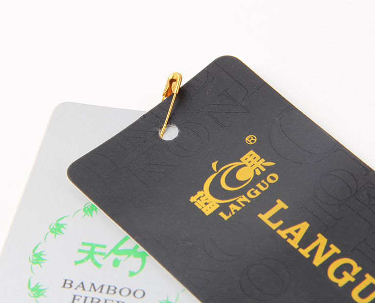 在選擇服裝紙牌定做工藝時，客人并不是最大的